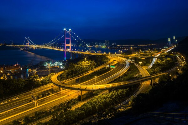 Camino de las luces en el puente