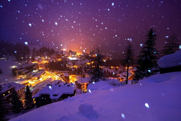 Notte, inverno, neve che cade