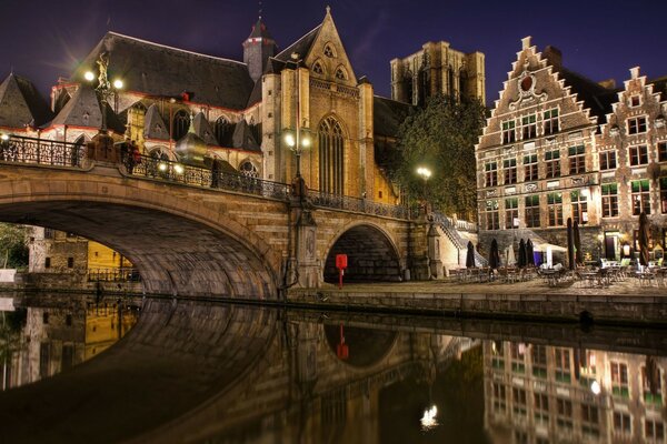 Город Бельгия и его ночной мост