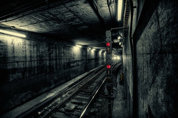 Túnel oscuro del metro. Lugar espeluznante