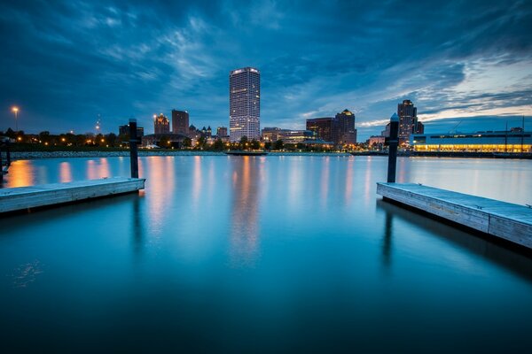 Hermosa vista de la noche de Milwaukee