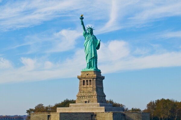 Statua della libertà nel pomeriggio contro il cielo