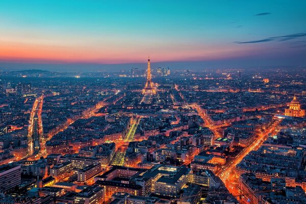 París de noche en luces brillantes