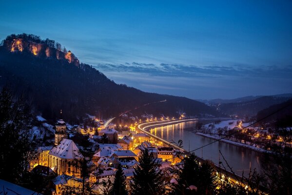 Bellissimo paesaggio notturno in inverno