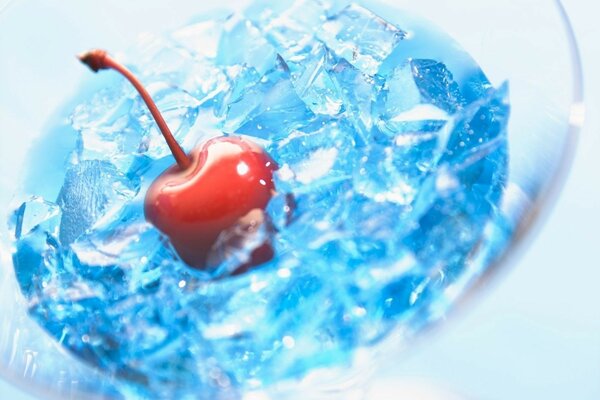 Dans un verre de glace bleue et cerise rouge