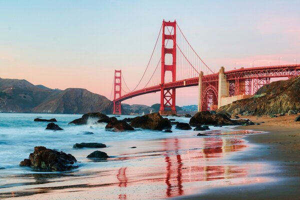 Ponte rosso sul fiume in California