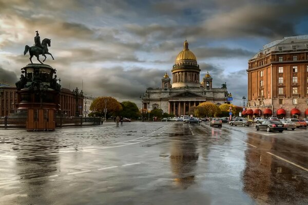 Blick auf St. Petersburg an einem bewölkten Tag