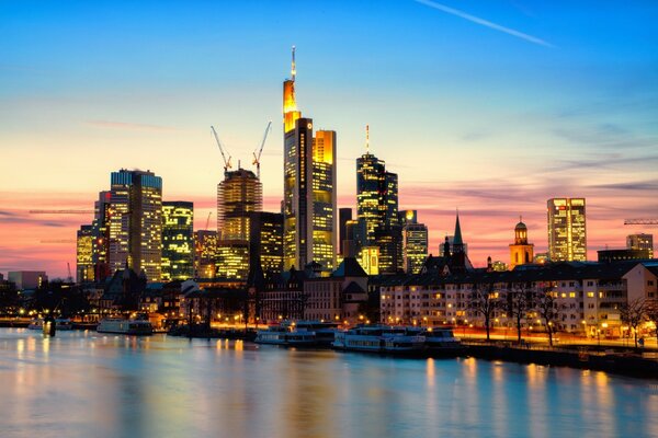 Lichter und Wolkenkratzer der Stadt Frankfurt am Main