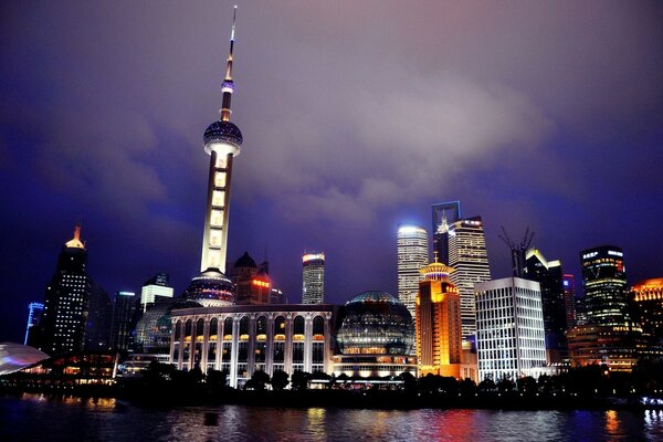 Vista de la ciudad de Shanghai en el agua