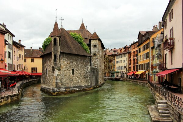 Vieille ville sur la rivière