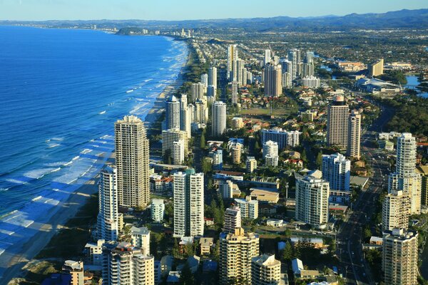 Costa infinita con casas de gran altura