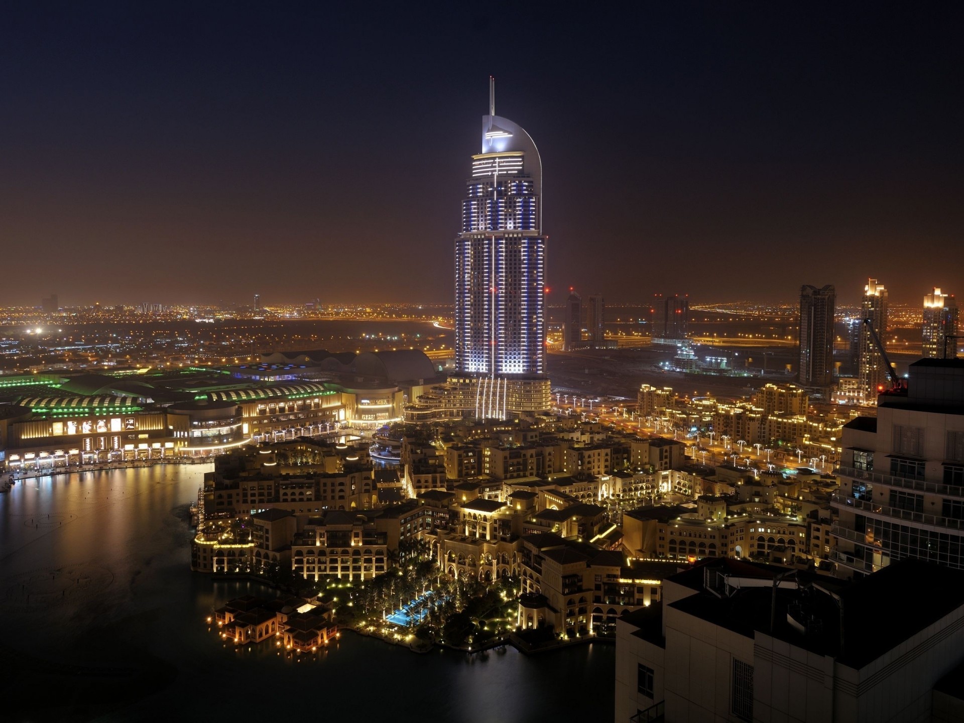 dubaï arabe nuit palmiers route ville eau hôtel emirats maisons