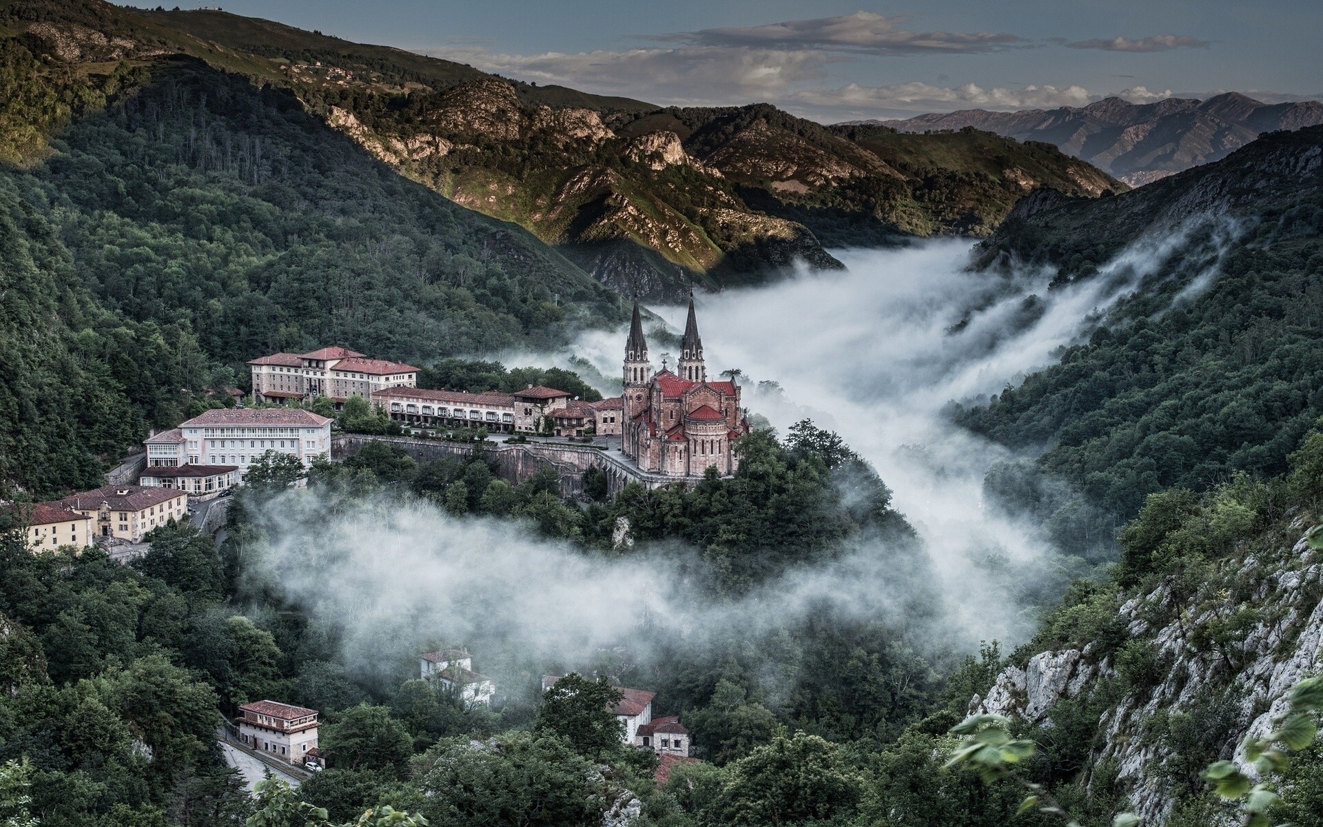 cathédrale paysage asturies covadonga panorama espagne montagnes picos de europa