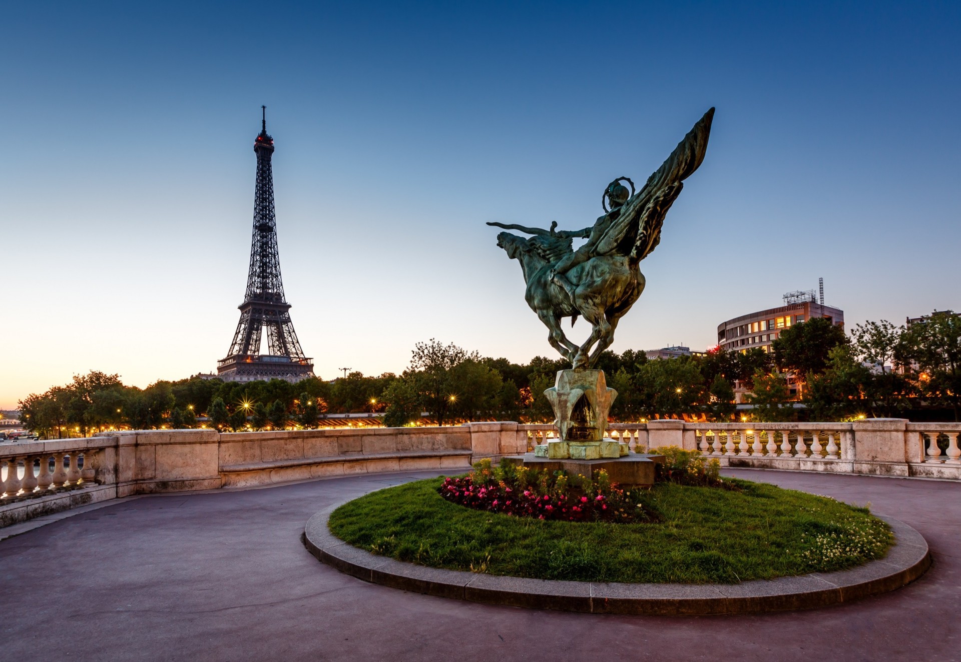 bridge bir hacheim statue france eiffel tower paris qatar airways sculpture