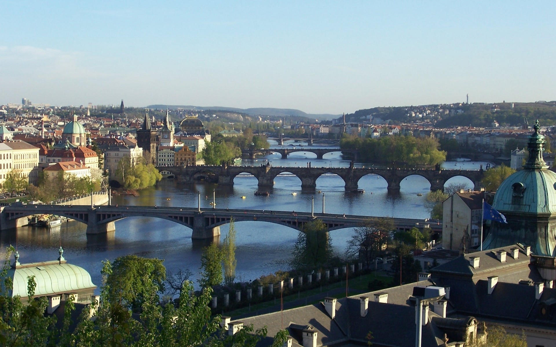 belle vue pont à travers ville prague république tchèque rivière vltava. sur panorama