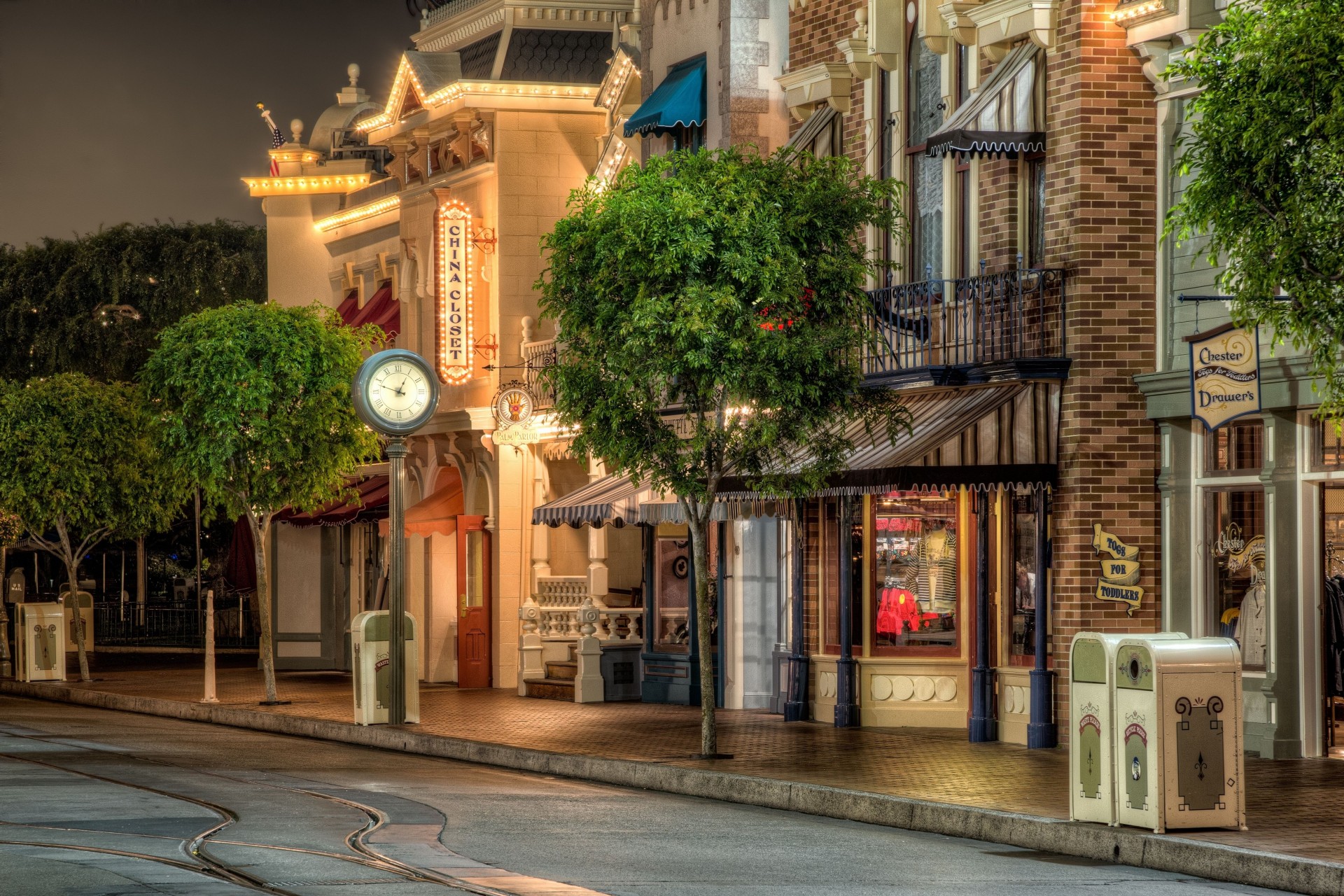 rue arbres disneyland bâtiment rails horloge