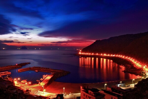 Paisaje nocturno. Vistas al mar desde la ciudad