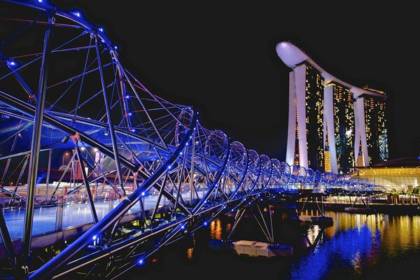 Świecący światłami most w Singapurze
