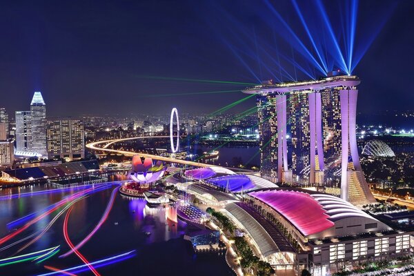 Nocne oświetlenie Singapuru. Miasto nocą