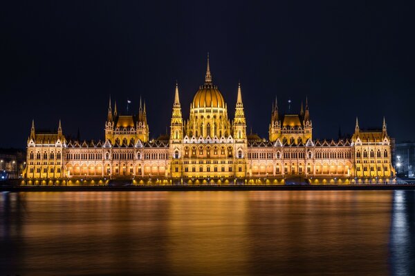 Vista notturna del castello a Budapest