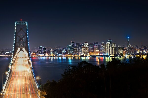 Puente de San Francisco por la noche. Vista de la ciudad