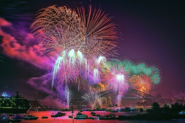 Los fascinantes fuegos artificiales de la ciudad nocturna