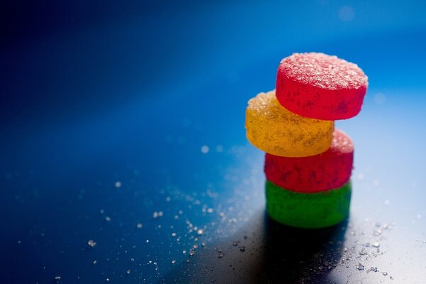 Bonbons sucrés sur une table sombre