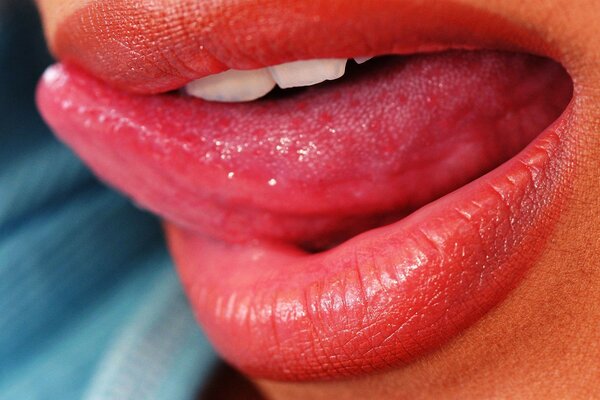 Sexy lamiendo los labios con la lengua