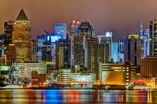 Ville de nuit sur la rivière