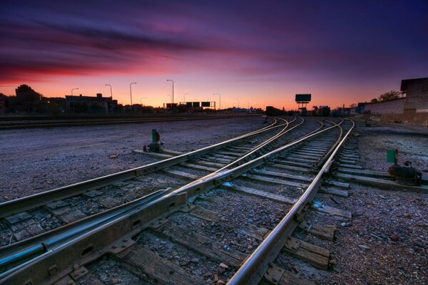 Schöner Sonnenuntergang über der Eisenbahn