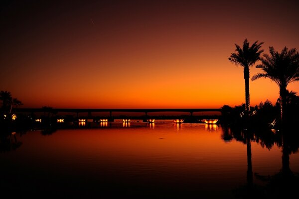 Sonnenuntergang in Dubai. Lichtreflexion im Wasser