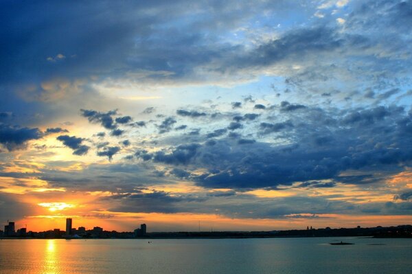 Puesta de sol y cielo sobre el río