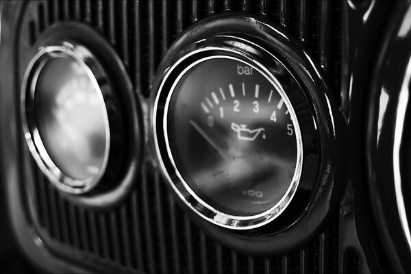 The oil indicator panel in the car