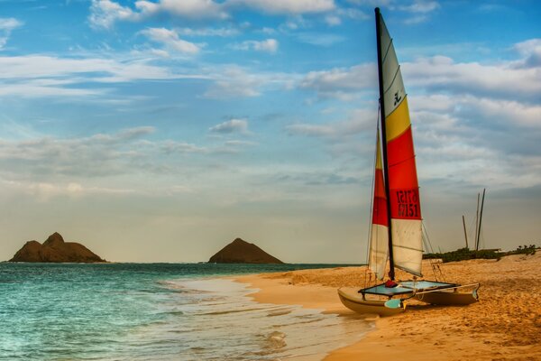 Bateau à Hawaii sur la plage en face de l océan