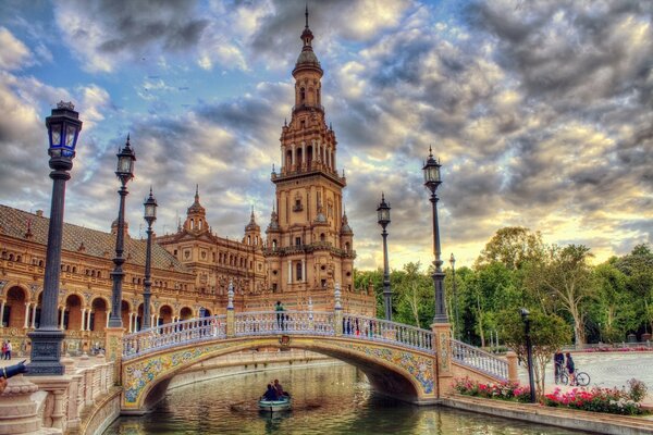 Puente sobre el río con linternas en España