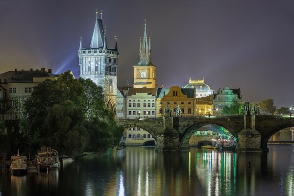 El hermoso puente de Praga sobre el río