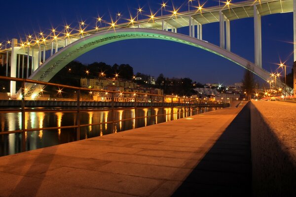 Вид ночью моста в Португалии