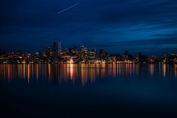 Una noche en el mar cerca del brillante Washington