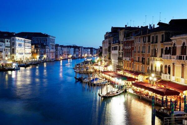 Venezianische Nacht über der Stadt