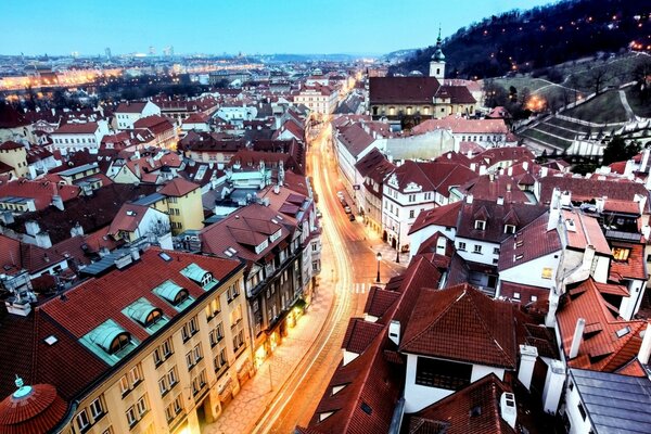 Praga da una vista a Volo d uccello. Tetti rossi della città