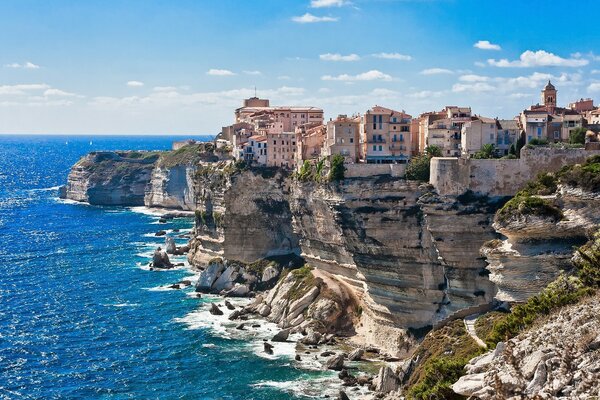 Mar azul y casas en las rocas