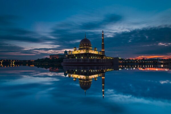 Nubes sobre la Mezquita de Putrajaya