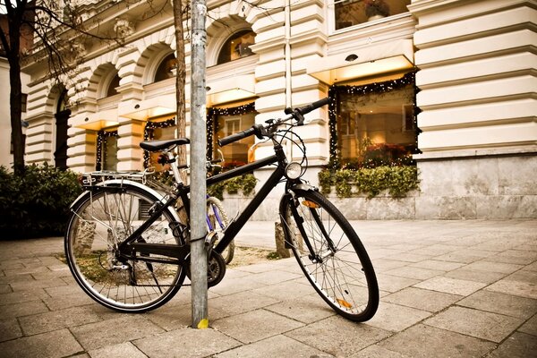 Einsames Fahrrad auf der Stadtmauer