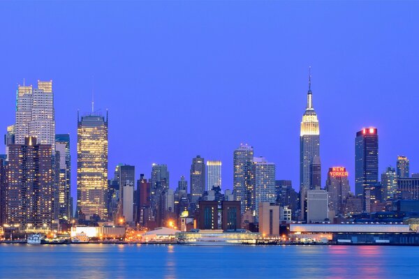 Rascacielos de nueva York contra el cielo azul. Noche. UU.