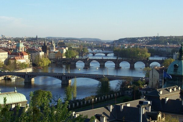 Vista de los puentes sobre el río Vlatva. Vista panorámica