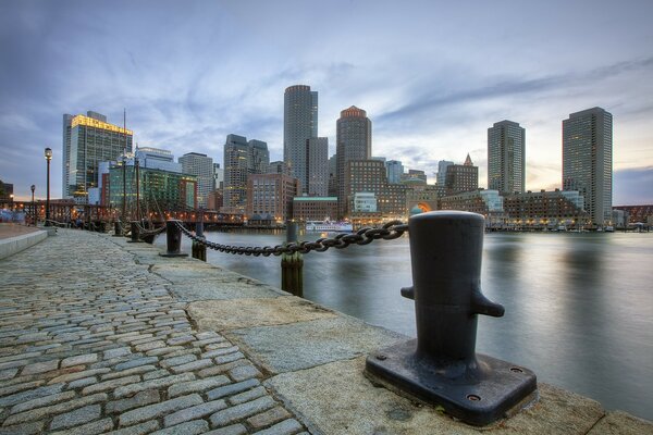 En el paseo marítimo de Boston. Vista de los edificios