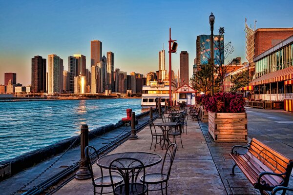 Sonnenaufgang in Chicago. Tische am Wasser. Die Stadt