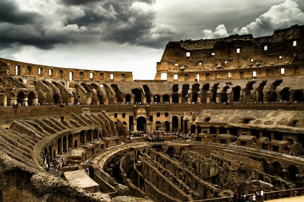 Ruines historiques du Colisée avec touristes