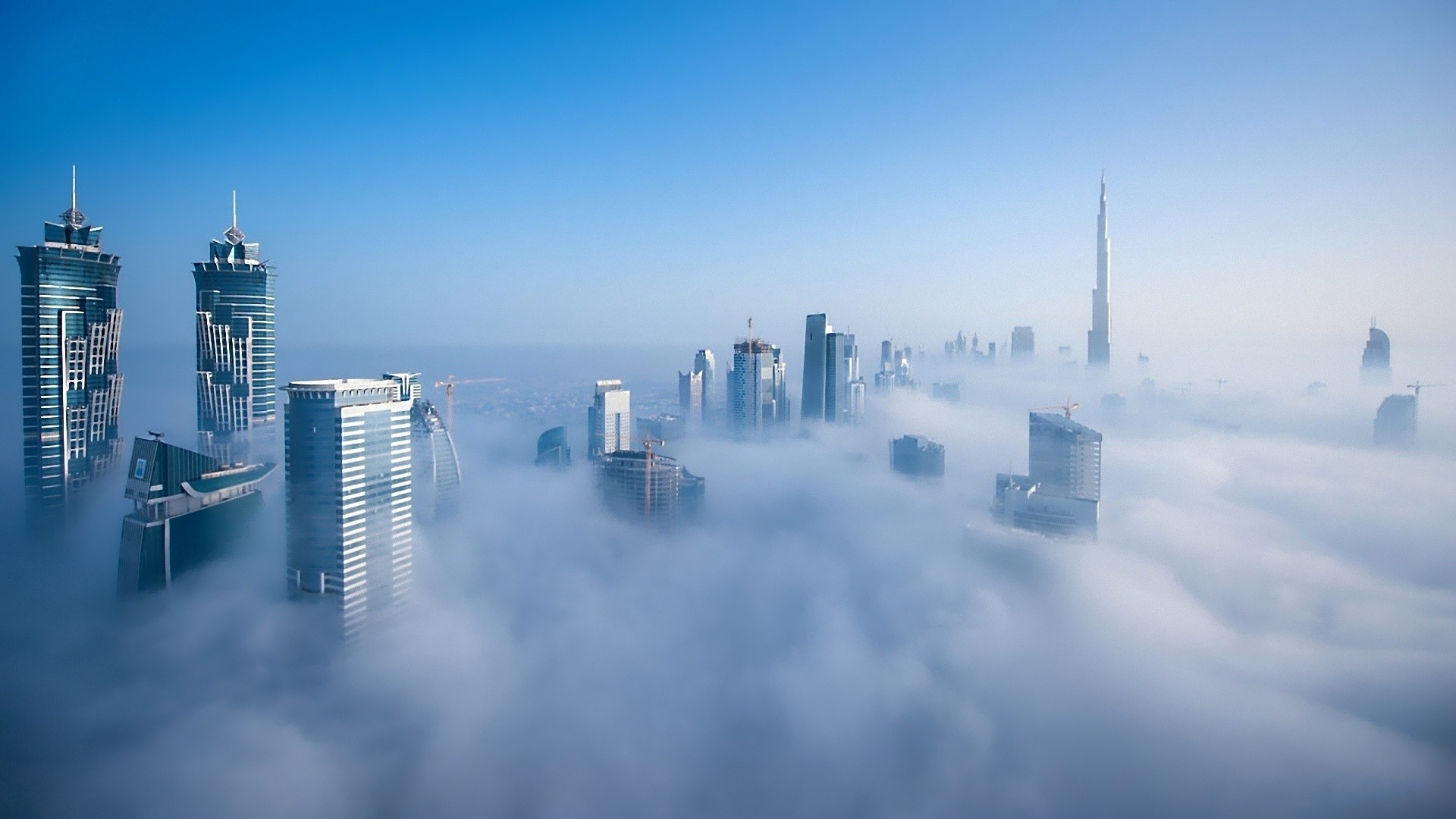 edificio azul niebla ciudad dubai