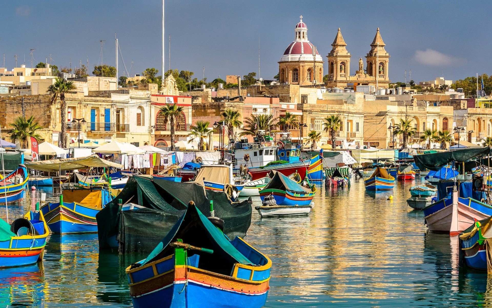 malta bucht gebäude marsashlock boote